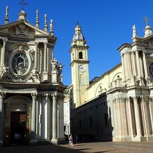 隣のサンカルロ・ボッローメオ教会（右側）と対になって双子教会
