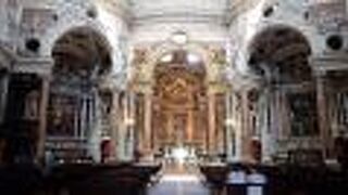  一歩踏み入れるとそこは別世界の美しさ「 サンロレンツォ教会 （Real Chiesa di San Lorenzo ）」