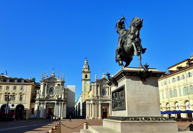 ”トリノの応接間”と呼ばれ市民の憩いの場「 サンカルロ広場（Piazza Sancarlo）」は観光の拠点。