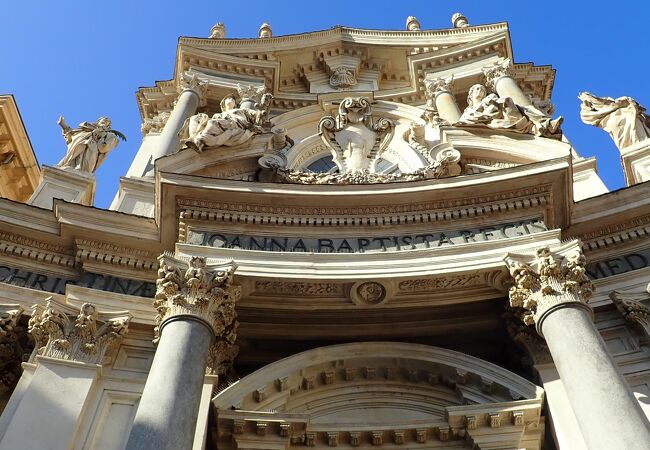 双子教会として有名「サンタ・クリスティーナ教会(Chiesa di Santa Cristina)」は主祭壇が映える。