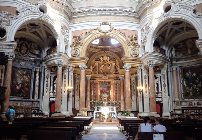  一歩踏み入れるとそこは別世界の美しさ「 サンロレンツォ教会 （Real Chiesa di San Lorenzo ）」