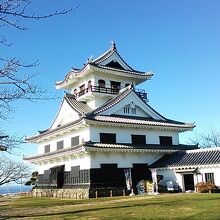 丘の上にあるお城。その先には館山湾を一望できる展望台