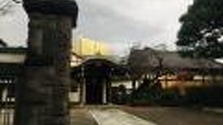 奥の庭に陰陽石「お招き様」