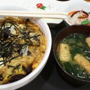 館山駅すぐそば、「くじら卵とじ丼」など熱々の鯨肉を気軽に味わえます