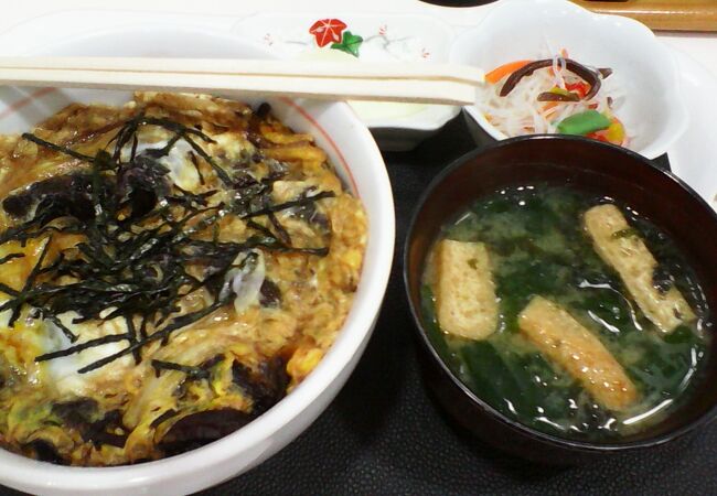 館山駅すぐそば、「くじら卵とじ丼」など熱々の鯨肉を気軽に味わえます