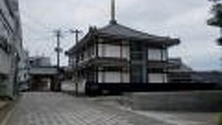 郵便ポストの赤い色が不思議なアクセントに