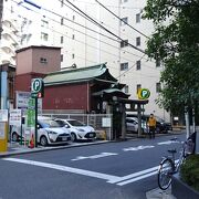 両脇を駐車場に挟まれた小規模な寂しい神社ですが、べったら市と恵比寿神祭りはすごい人気です