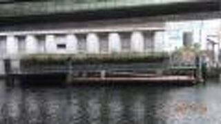 川の上部には多くの高速道路が走っており、暗くて圧迫感がある、都会の川です。