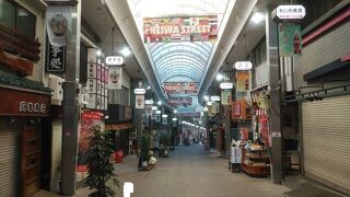 坂道のあるアーケード商店街