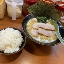 ラーメンと半ライス