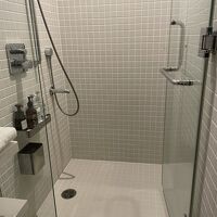 個室内は荷物置ける棚、着替えスペースも有ります