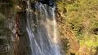 柱状節理の筋を流れる姿が美しい