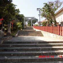 参道と波上宮二ノ鳥居