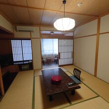 部屋は綺麗で広い10畳の和室で快適。
