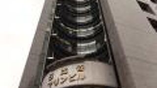 ペニンシュラホテルと向かいあっています