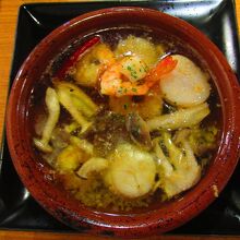 帆立と小海老のアヒージョ￥748