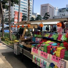 百貨店前のシブいお土産屋さん　地元の人も買うのだろうか