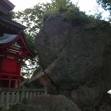 岩神の飛石