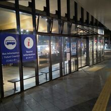 甲府市観光案内所の様子