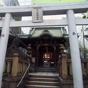 普通の神社の後方には近代的な高層ビル