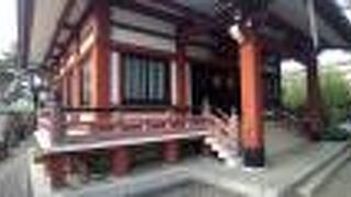 寺の建物は、赤と白ではっきりとした色合い