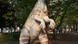 大きな恐竜の像が多くあって、ビックり