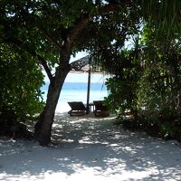 部屋の前にある専用のビーチチェアとパラソル