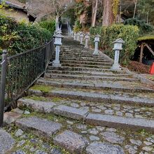 長～い参道は登り階段