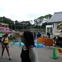 ｢道路工事中｣の看板が大手三の門跡の石垣を隠してる