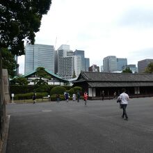 真正面に見える薄緑の屋根の済寧館横が大手三の門跡の石垣です