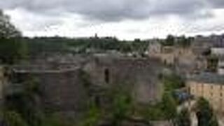 ルクセンブルクの旧市街地を取り囲む深い渓谷