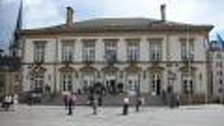 ギョーム広場に面している市庁舎