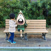 妖怪やまびこと座れるベンチ に興味津々の幼児