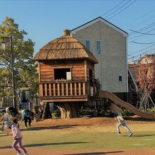 すべり台付きの鬼太郎の家