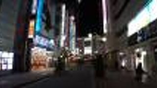 多くの専門店・飲食店があります。