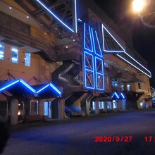 夜の釧路川側の建物外観