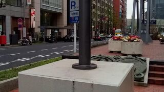 東京駅東の八重洲口から真っ直ぐ出ている主要道路にある