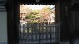 「拝観はしておりません」の立て札が