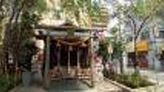 鳥居・建物が木材でできていてきれい