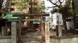 木々の間にある落ち着いた境内