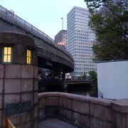 重厚でたいへん風情のある橋