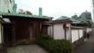 周辺には近代的な建物の住宅街が広がっていて、現代の東京らしい風景