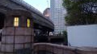 重厚でたいへん風情のある橋