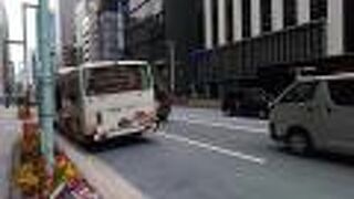 モダンで快適なバスで、運行頻度も文句なしの、無料バスサービス