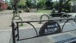 小川が流れ、春には桜でお花見、おたまじゃくし捕りができます