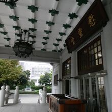 鉄筋コンクリート造りのエントランス、ランプが可愛い