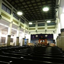 内部は教会建築様式で広々とした空間を作り出しています