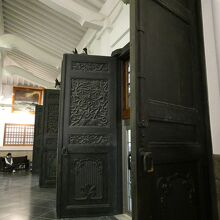 正面大扉には唐草模様が・・・