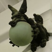 伊東忠太らしく怪獣が電灯を抱えています