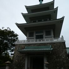 納骨堂部分の三重塔は中国&インド様式